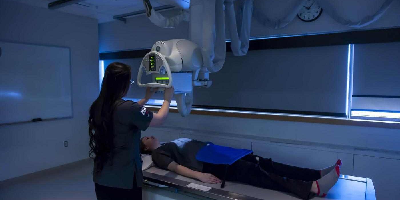 MRT tech performs a scan