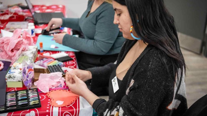 students do crafts together at the institute of indigenous learning
