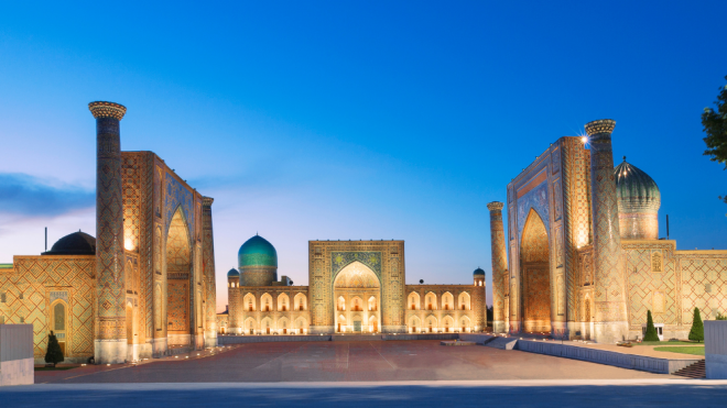 The image depicts Registan Square, a prominent landmark in Samarkand, Uzbekistan.