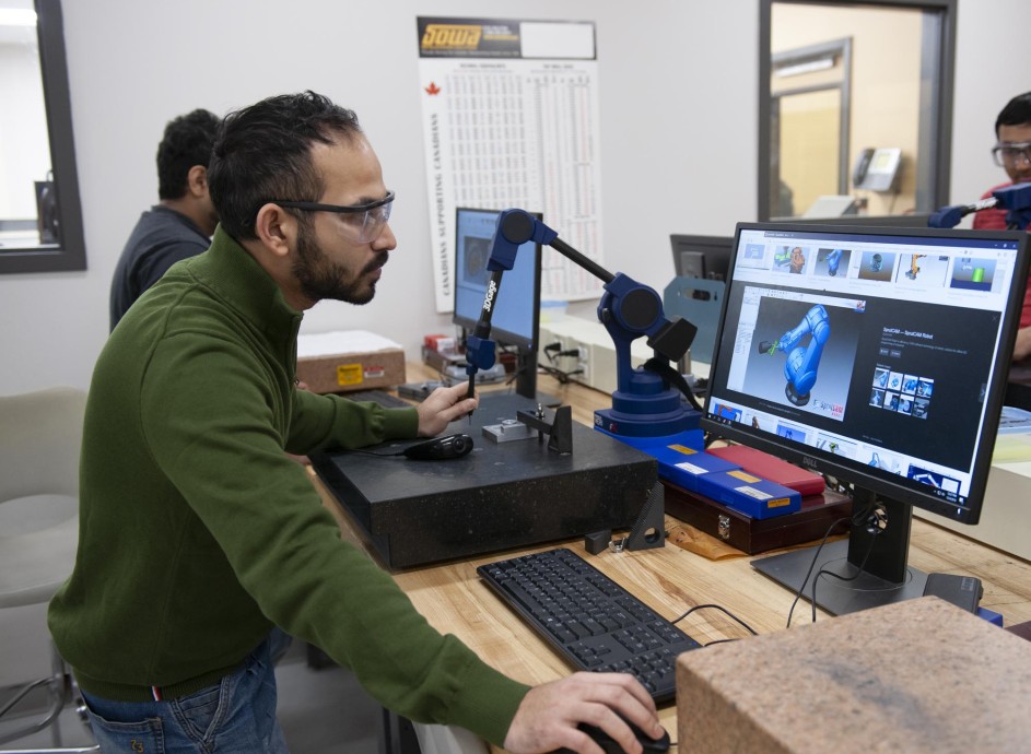 Applied Mechanical Design students in computer lab
